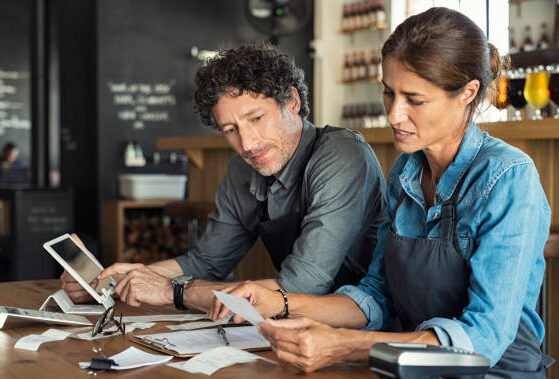 Horecaondernemers analyseren financiële administratie en bedrijfsvoering in een horecazaak