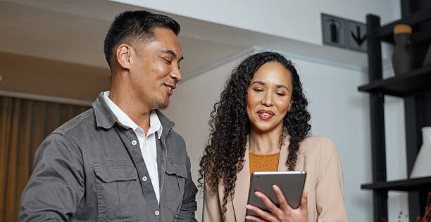 Twee collega’s in overleg met tablet – teamcoaching en samenwerking in de horeca