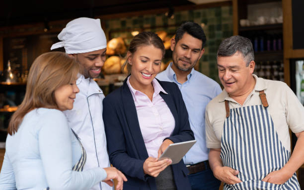 Horecateam krijgt coaching en feedback van leidinggevende tijdens overleg op de werkvloer